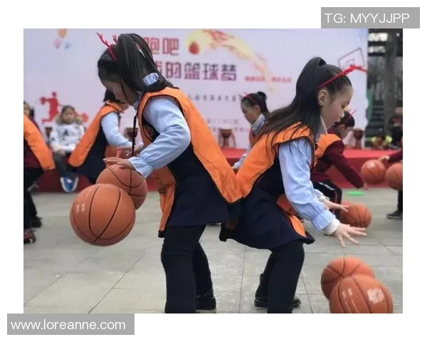 孩子们在阳光下快乐打篮球的精彩瞬间捕捉与分享